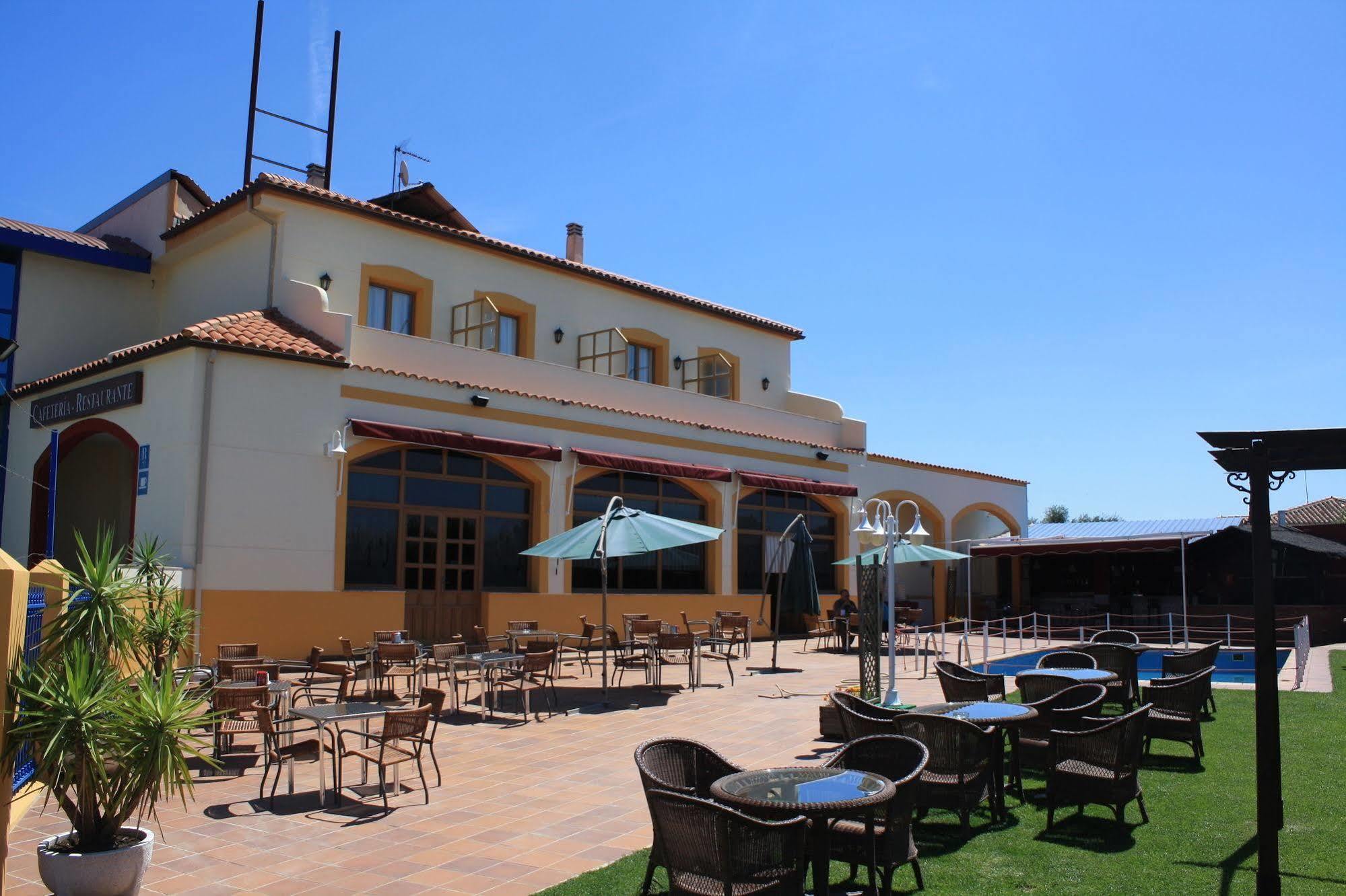 Hotel Los Barruecos By Croma Malpartida de Cáceres Exterior foto